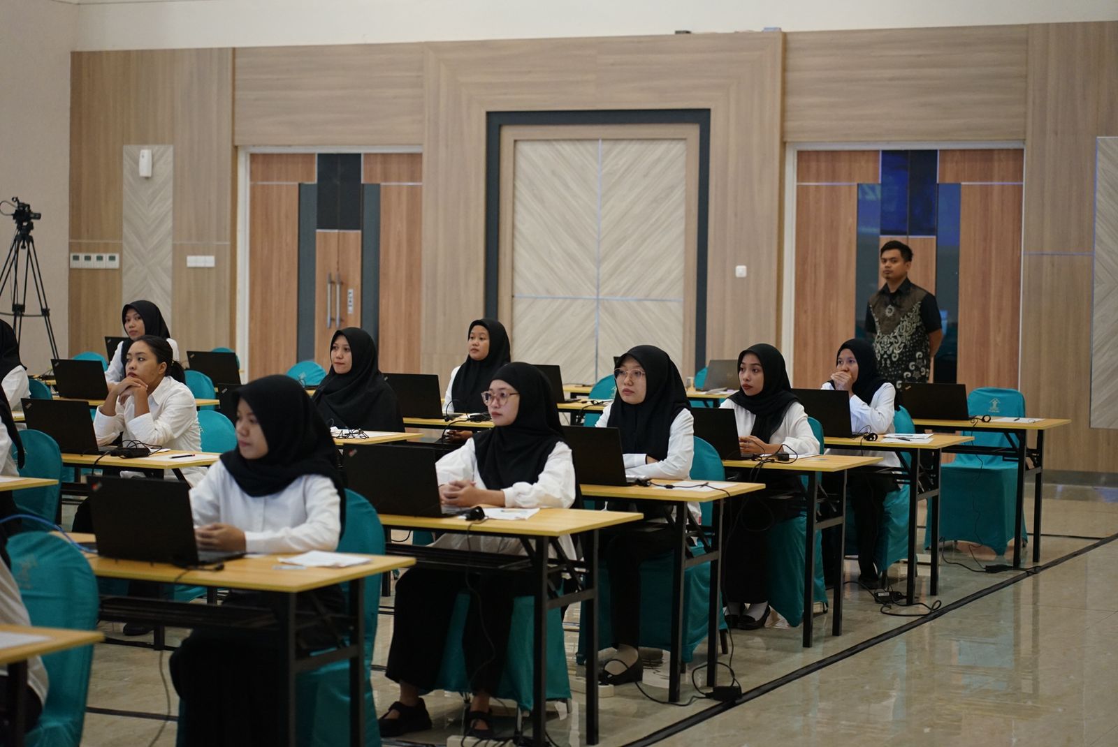 Peserta Seleksi Kompetensi Bidang (SKB) CPNS Kemenkumham NTB di NTB bersiap menjawab soal.
