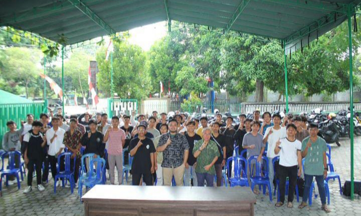 DUKUNG NOMOR 1: Calon Wakil Wali Kota Mataram nomor urut 1 H Weis Arqurnain Lc di tengah para pecinta e sport, Rabu (20/11). ZAD/LOMBOK POST