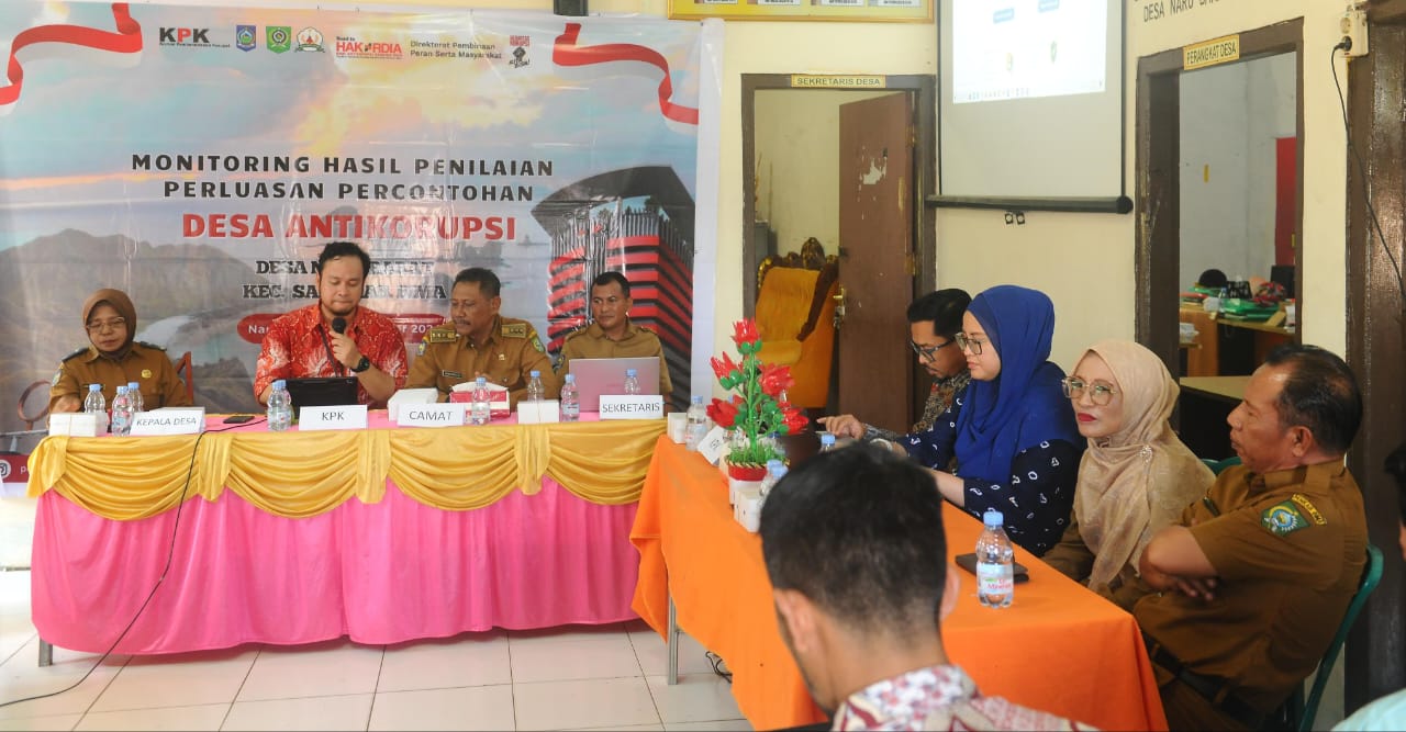 MONITORING: Plh DitPermas KPK Rino Haruno melakukan monitoring hasil penilaian percontohan Desa Anti Korupsi di Desa Naru Barat, Kecamatan Sape, Bima, Selasa (19/11). ISTIMEWA/LOMBOK POST