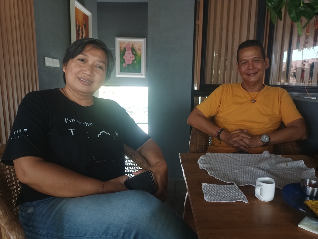 DISKUSI: Pendiri Shefu Art Box Budi bersama istri Dayu Apriawati duduk bersama di sekretariat Shefu, Jalan Gili Asahan, Udayana, Mataram, Kamis (21/11). HARLI/LOMBOK POST