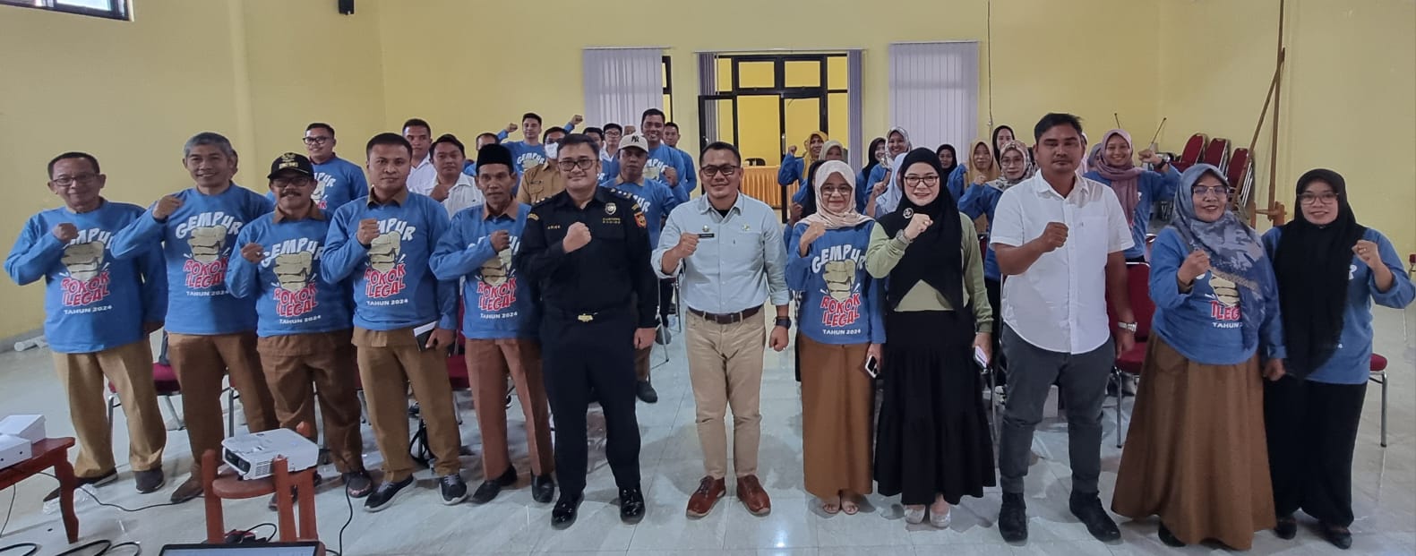 Kepala Biro Perekonomian Setda NTB Wirajaya Kusuma (tiga kanan) berfoto bersama jajaran OPD lingkup Setda KSB usai sosialisasi Gempur Rokok Ilegal di kantor Camat Seteluk, KSB, Selasa (19/11).