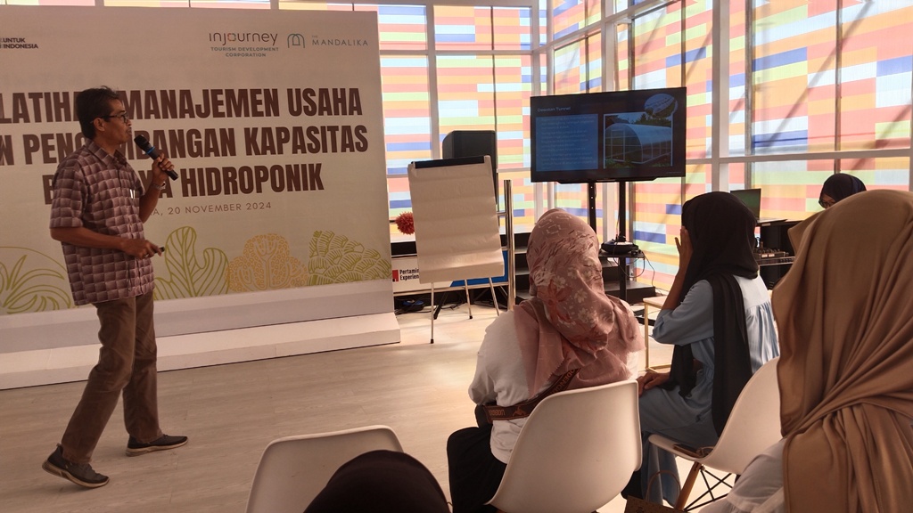 DUKUNG MASYARAKAT: Narasumber menyampaikan materi pengelolaan usaha hidroponik kepada Pokdarwis Desa Kuta di Museum MotoGP, Sirkuit Internasional Mandalika, Rabu (20/11) lalu. Dewi/Lombok Post