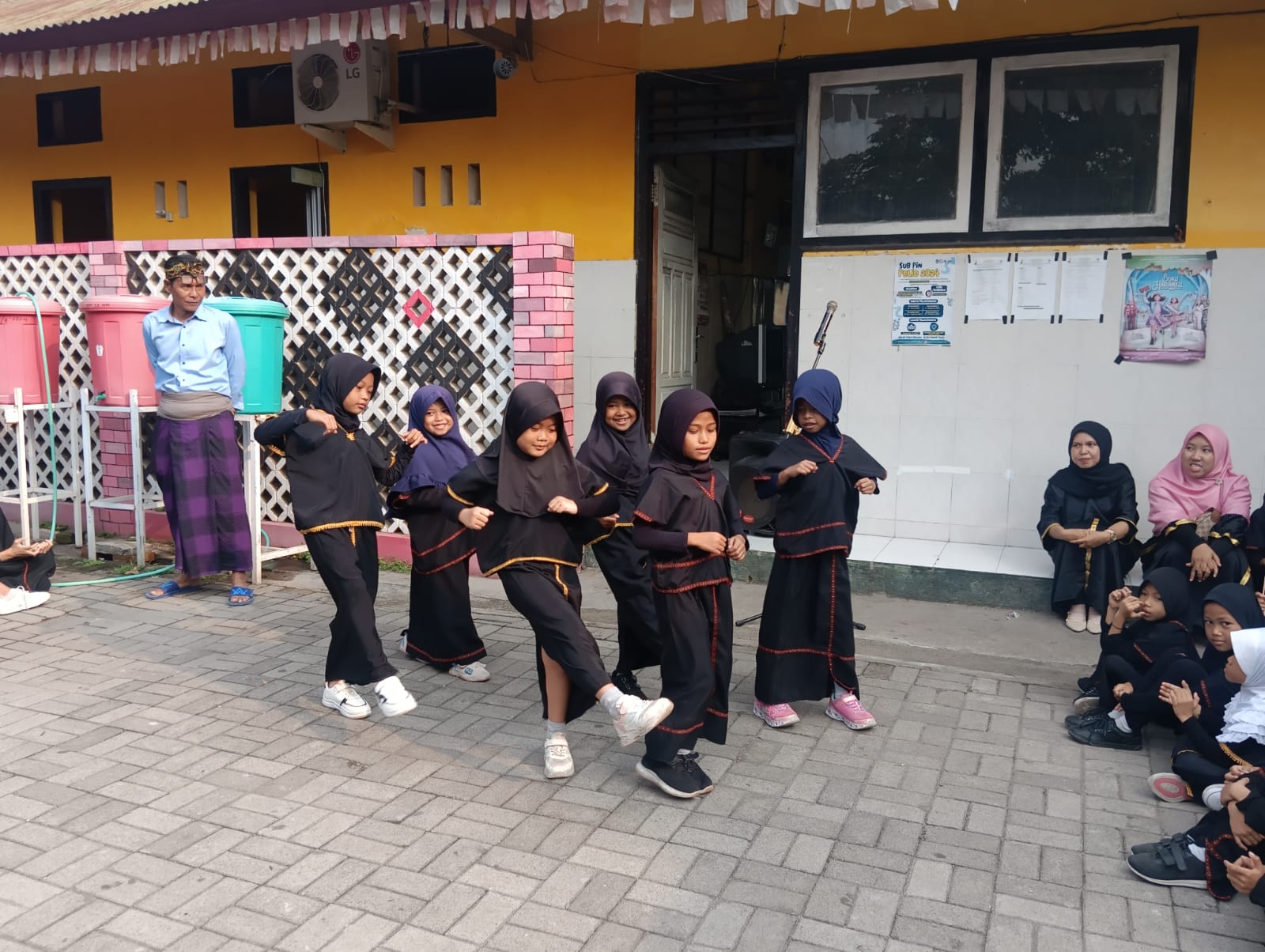 SABTU BUDAYA: Murid SDN 33 Mataram menampilkan seni tari pada Sabtu Budaya di halaman sekolah setempat, pekan lalu. IST/LOMBOK POST