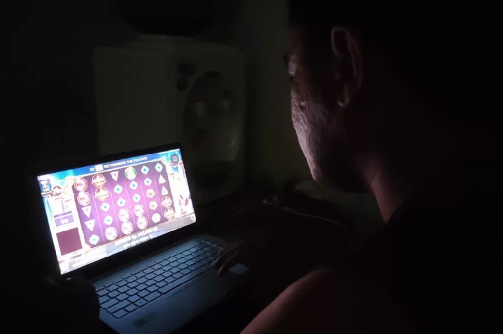 JANGAN DITIRU: Seorang warga menonton uji coba judi slot di YouTube, beberapa waktu lalu. ILUSTRASI LOMBOK POST