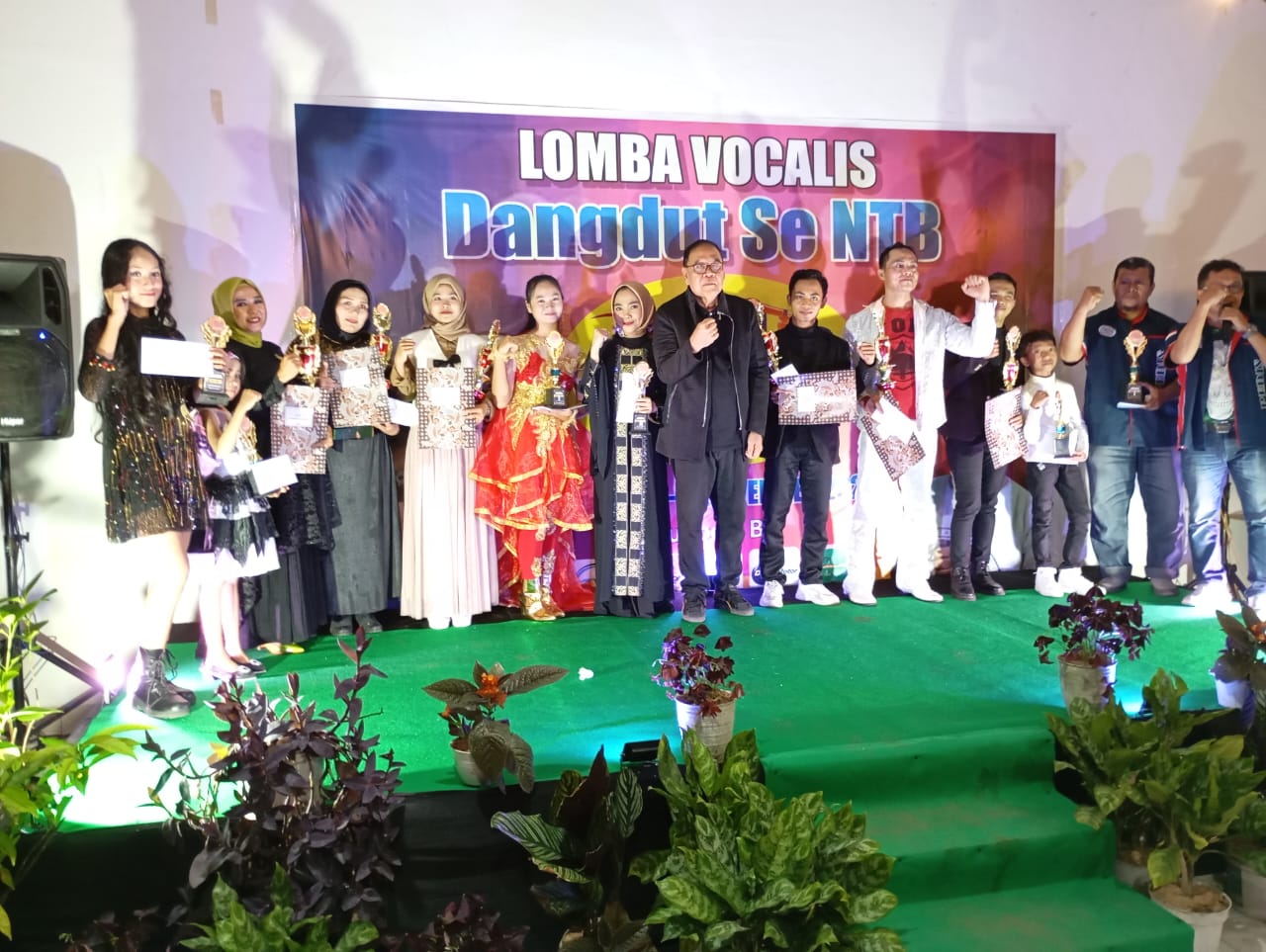 LAHIRKAN BIBIT BARU: Pembina Pedis Entertainment&nbsp; NTB Prof Dr H Zainal Asikin (jas hitam) bersama peserta yang meraih juara pada&nbsp; lomba vokalis dangdut di salah satu Lesehan Rembiga. IST/LOMBOK POST