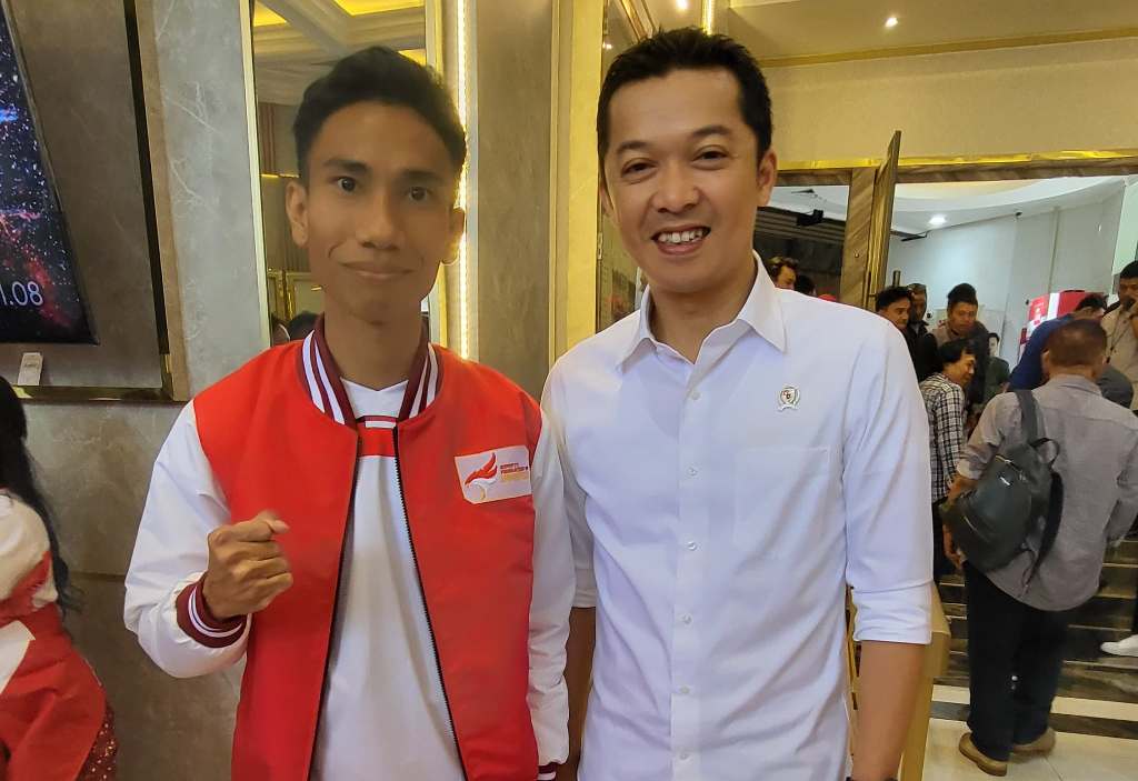 WAKIL INDONESIA: Atlet esport NTB Asgar Azizi (kiri) bersama Wakil Menpora Taufik Hidayat saat pelepasan AEG 2024, beberapa waktu lalu. ASGAR FOR LOMBOK POST