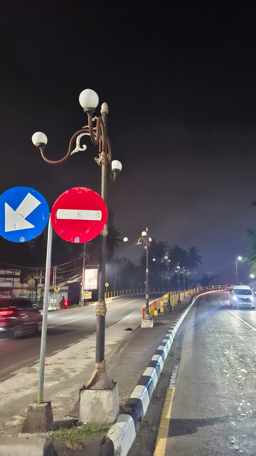 TAK BERFUNGSI: Sejumlah lampu hias yang terpasang di ruas jalan Senggigi mati. UMAR/LOMBOK POST