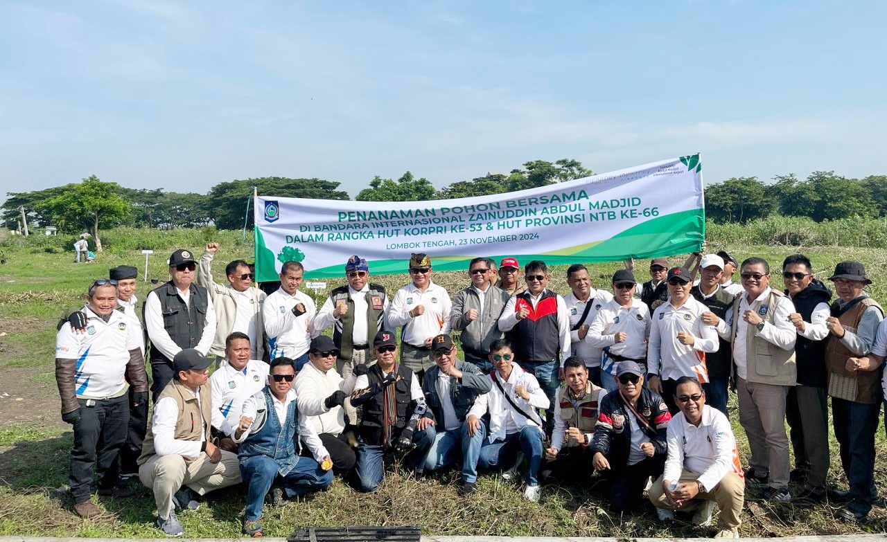 Pj Gubernur NTB Hassanudin dan Sekda NTB Lalu Gita berfoto bersama kepala OPD lingkup Pemprov NTB, usai menanam pohon di Terminal Kargo BIZAM, Sabtu (23/11).