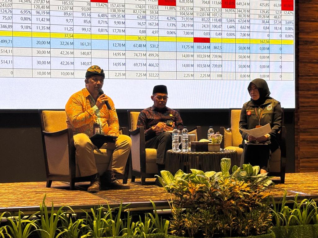 WASPADA: Dian Patria saat memberikan gambaran tentang praktik korupsi dalam tata pemerintahan, Kamis (22/11). ZAD/LOMBOK POST