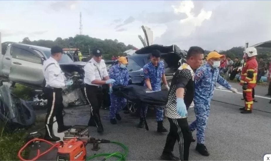 Petugas mengevakuasi jasad tujuh WNI asal  Lombok NTB dalam kecelakaan lalu lintas yang terjadi di jalan raya Sarikei-Sibu Sarawak Malaysia pada Kamis (21/11). (KJRI Kuching/Pontianak Post)