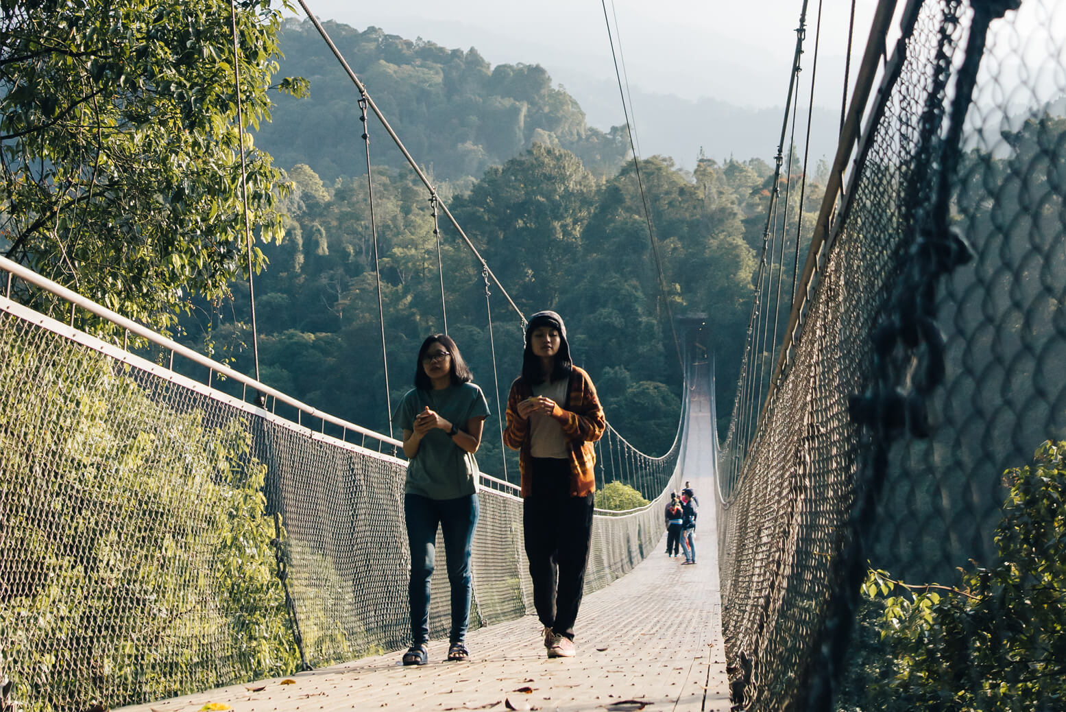 500 METER LEBIH: Jembatan gantung sepanjang 535 meter dan berdiri setinggi 121 meter di atas tanah. Pengunjung menjajal Keranjang Sultan di Situ Gunung, Kabupaten Sukabumi. JAWA POS
