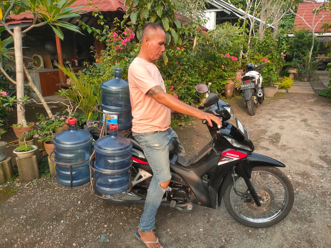 GIGIH: I Wayan Pasek memutar kendaraannya usai mengantarkan barang di salah satu rumah di Cakranegara, Jumat (22/11). HARLI/LOMBOK POST
