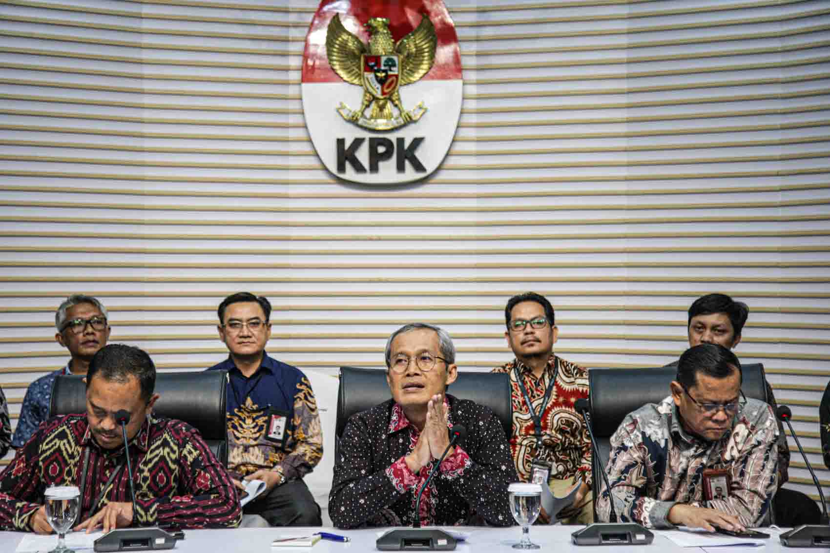 Wakil Ketua KPK Alexander Marwata bersama pegawai KPK lainnya menyampaikan konferensi pers di Gedung KPK, Kuningan, Jakarta, Jumat (22/11/2024). Konferensi pers tersebut terkait dengan harapan baru dari pegawai KPK terhadap ketua KPK yang baru. HANUNG HAM