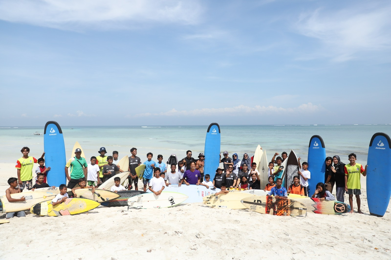 PESELANCAR MUDA: Pjs Bupati KSB Julmansyah foto bersama peselancar muda KSB. Kegiatan ini merupakan bagian dari program Surfing Masuk Sekolah yang digagas Pemda KSB dengan Amman Nusra. IST/LOMBOK POST