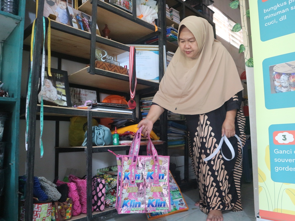 KREASI: Husni Hari menunjukkan tas yang dibuat dari limbah plastik di Rumah Kreatif Linsi miliknya, Desa Kesik, Kecamatan Masbagik, Lombok Timur, Minggu (24/11). SUPARDI/LOMBOK POST