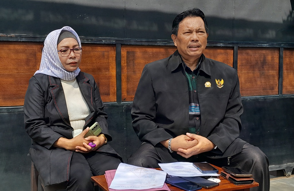 LAPORKAN DUGAAN PENYEROBOTAN: Sahnun Ayiitna Dewi (kiri) bersama kuasa hukumnya S Firdaus Tarigan saat konferensi pers, Kamis (21/11).&nbsp;&nbsp;TONI/LOMBOK POST