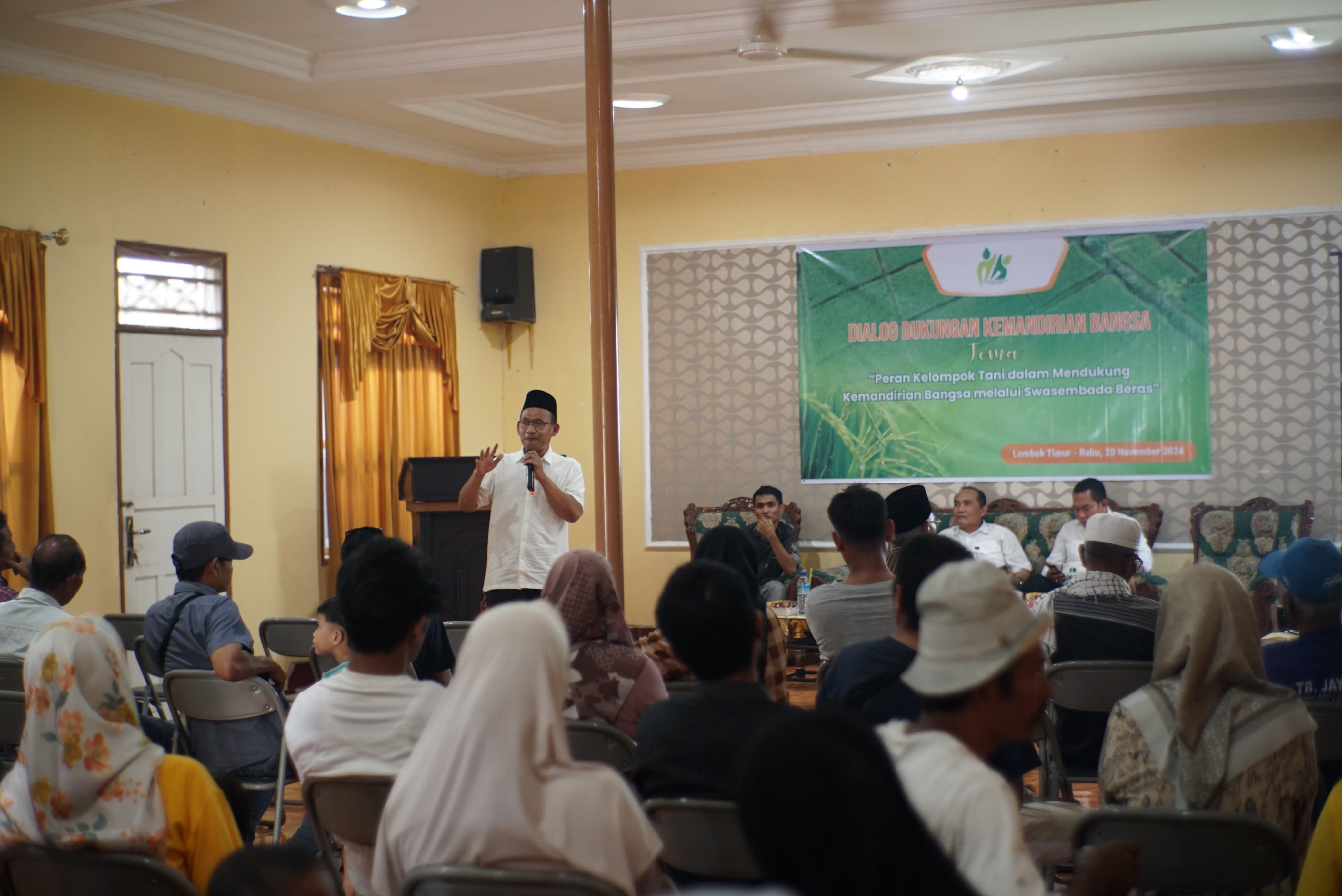 SAMPAIKAN: Kabid Tanaman Pangan dan Hortikultura Dinas Pertanian Lotim H Badarudin, memberikan materi kepada kelompok tani saat dialog dukungan kemandirian bangsa, Minggu (24/11). SUPARDI/LOMBOK POST