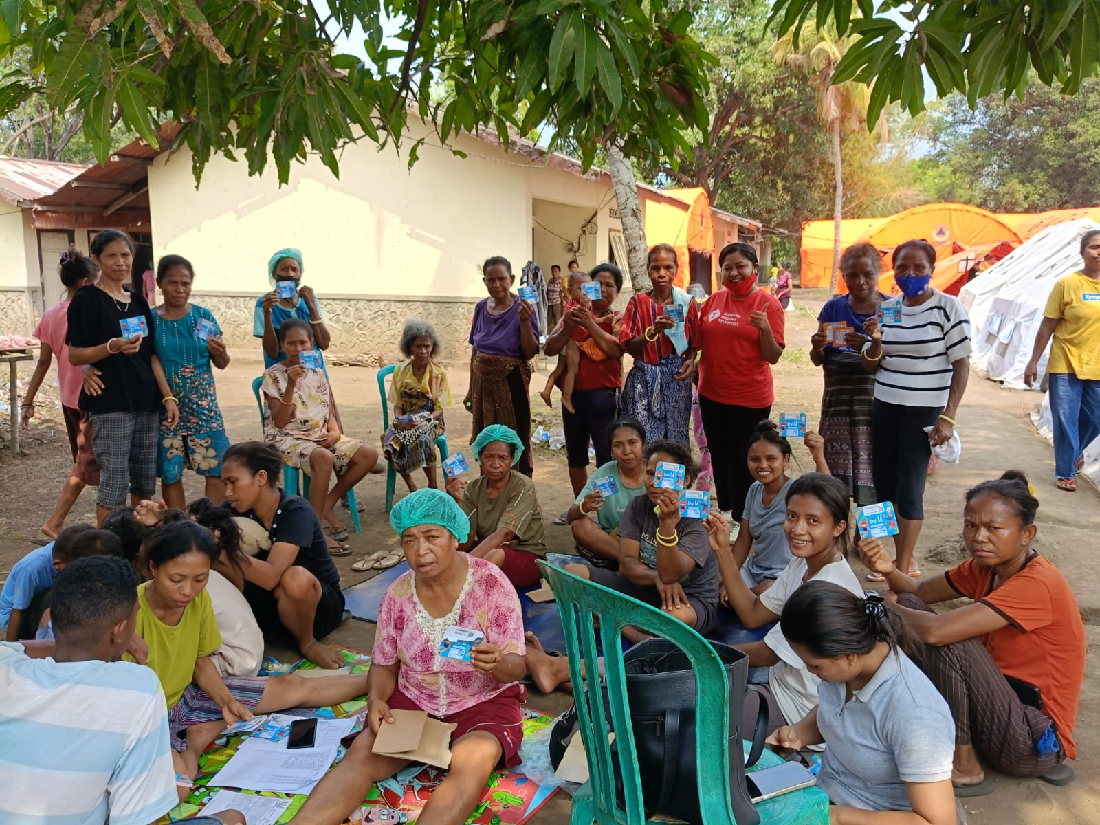 Korban Letusan Gunung Lewotobi mendapatkan bantuan untuk komunikasi di lokasi pengungsian. Telkomsel For Lombok Post