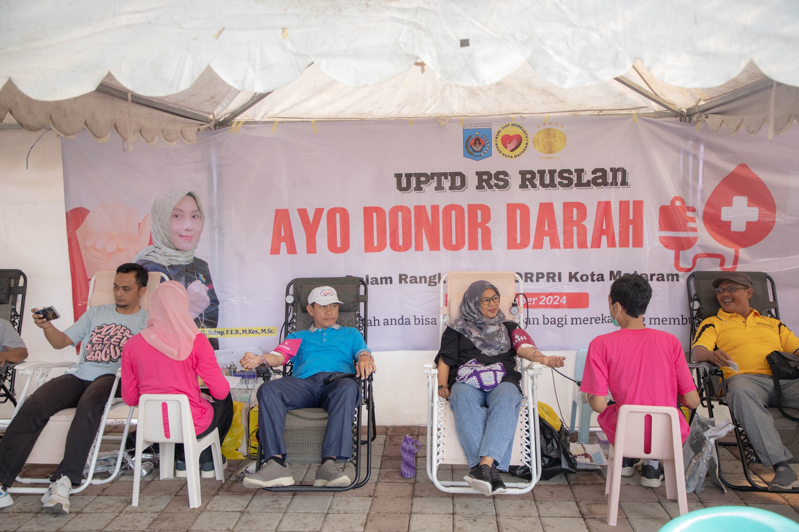 DEMI KEMANUSIAAN: Antusias masyarakat mengikuti donor darah yang diadakan RS Ruslan Kota Mataram.&nbsp;RS Ruslan For Lombok Post