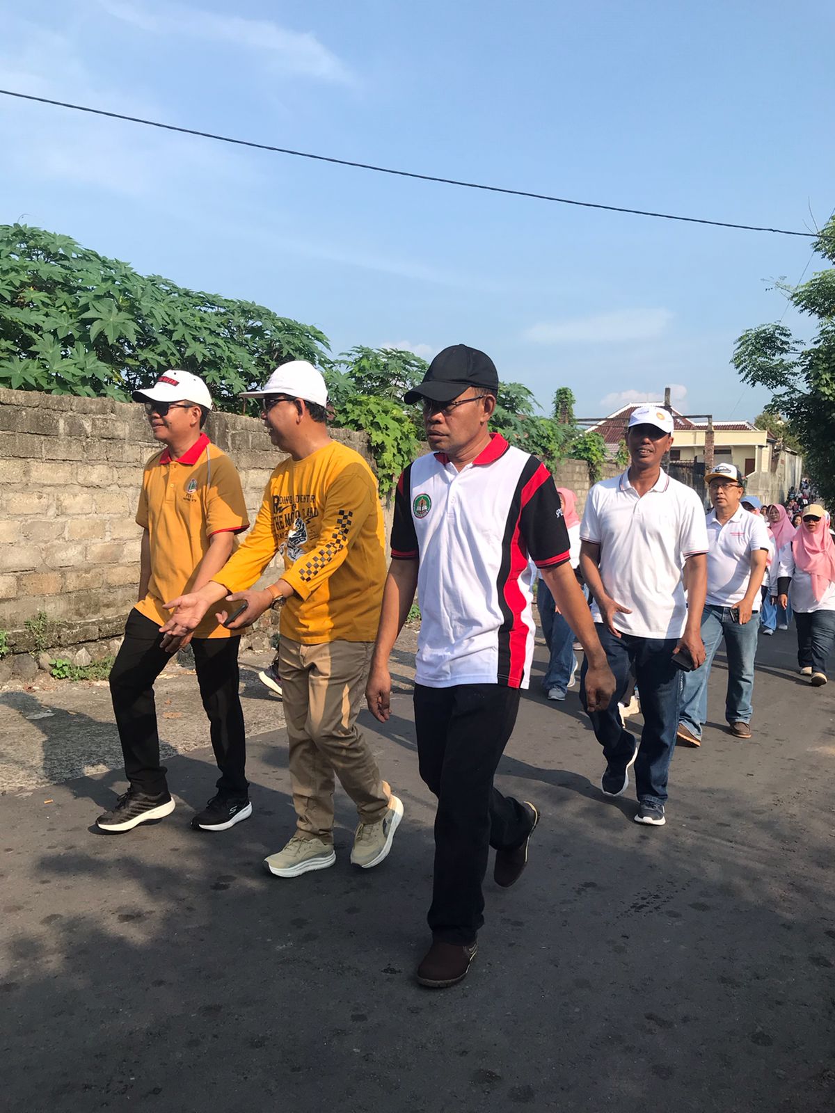 MERIAHKAN HUT GURU: Kepala Dikbud NTB H Aidy Furqan (tengah), Kepala Disdik Kota Mataram Yusuf (kiri), Kabid Dikdas Disdik Kota Mataram Syarafudin (kanan) mengikuti gerak jalan. IST/LOMBOK POST