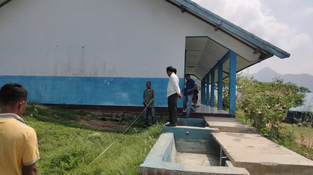 PENGUKURAN: Proses pengukuran pembangunan ruangan Bimbingan Konseling SMAN 3 Donggo. (FOTO ISTIMEWA/LOMBOK POST)