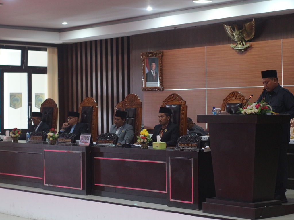 LAPORKAN: Safrudin, Ketua Fraksi Partai Amanat Nasional saat membacakan pandangan umum Fraksi PAN tentang Raperda APBD Lotim Tahun 2025, pada sidang paripurna, Senin (25/11). SUPARDI/LOMBOK POST
