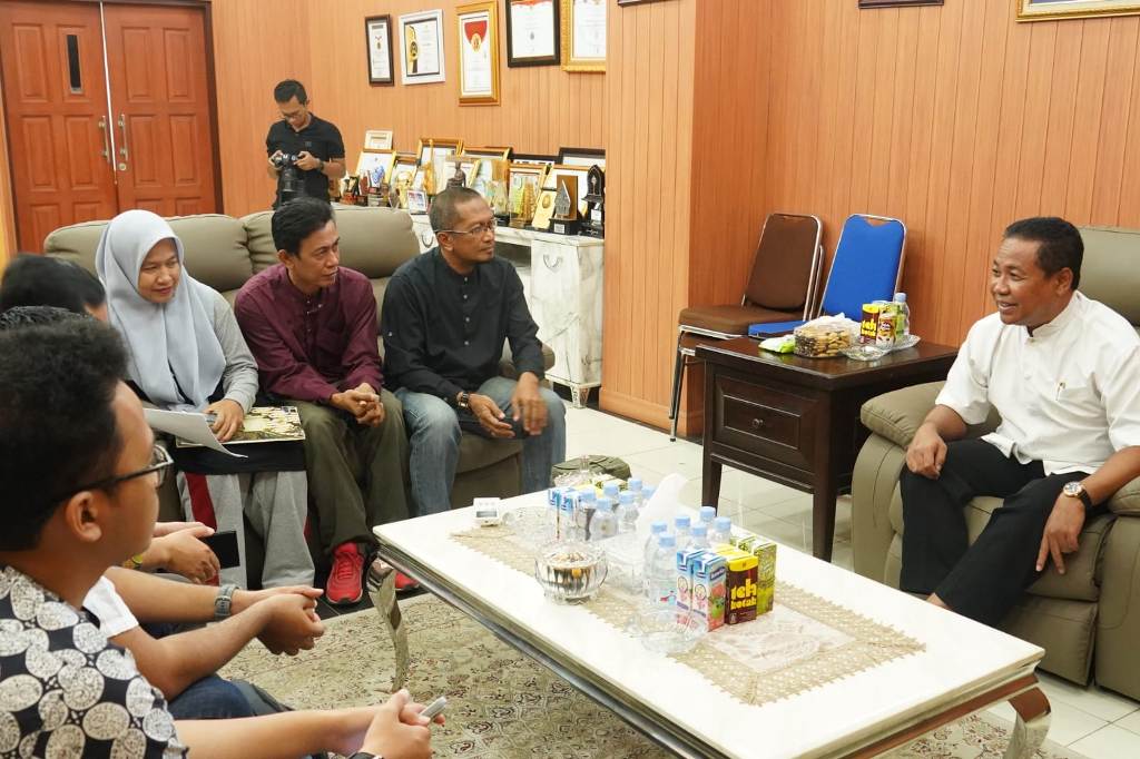 AUDIENSI: Pj Wali Kota Bima Mukhtar saat audiensi dengan rombongan PT Pertamina Fuel Terminal Bima, akhir pekan lalu. DISKOMINFOTIK KOTA BIMA FOR LOMBOK POST