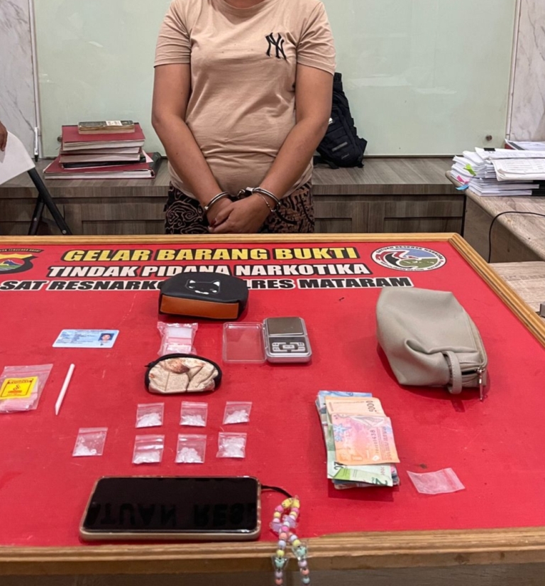 JANGAN SENTUH NARKOBA: Sejumlah barang bukti sabu-sabu dijejerkan usai penangkapan dilakukan Tim Satresnarkoba Polresta Mataram, beberapa waktu lalu.HARLI/LOMBOK POST