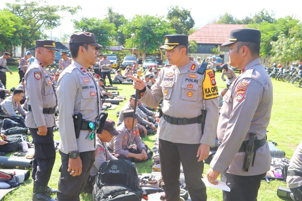 SIAPKAN PENGAMANAN: Kapolres Lombok Utara AKBP Didik Putra Kuncoro mengecek kesiapan personil untuk pengamanan pilkada, di halaman Mapolres, beberapa waktu lalu. IST/LOMBOK POST