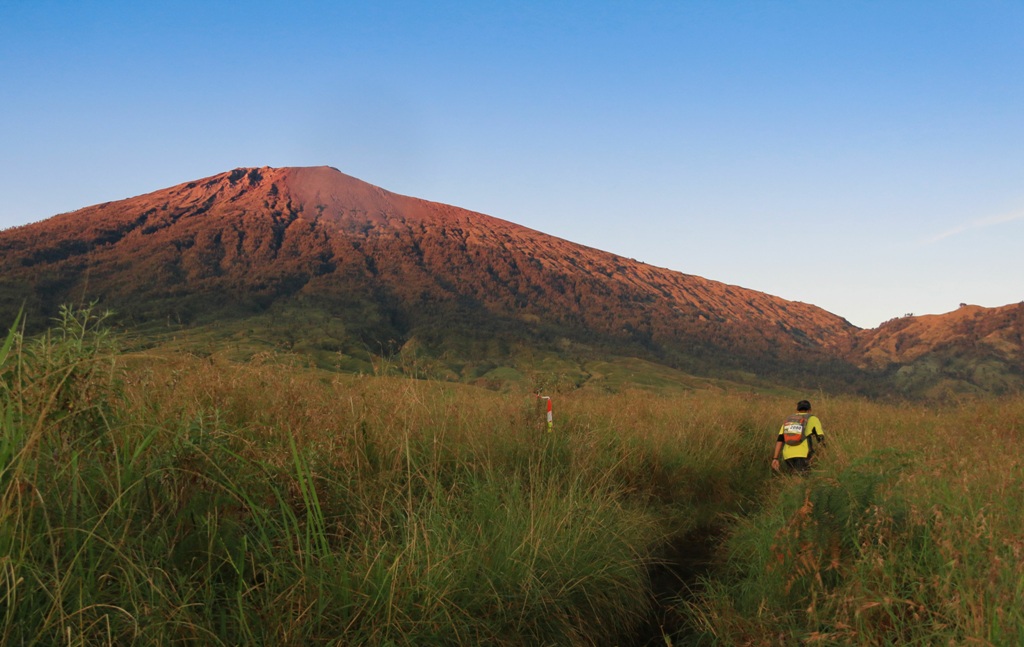 DESTINASI UNGGULAN: Gunung Rinjani memiliki pemandangan yang menakjubkan, terlebih ada danau Segara Anak, sebagai lokasi favorit untuk berkemah atau beristirahat bagi pendaki. IVAN/LOMBOK POST