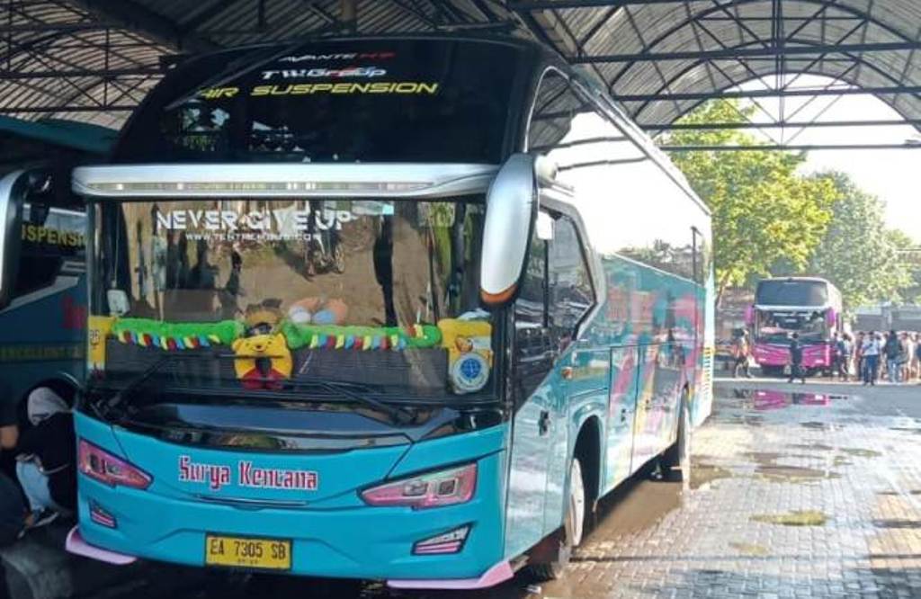 JANGAN ADA PUNGLI: Sejumlah bus terparkir di Terminal Mandalika, Senin (25/11). HARLI/LOMBOK POST