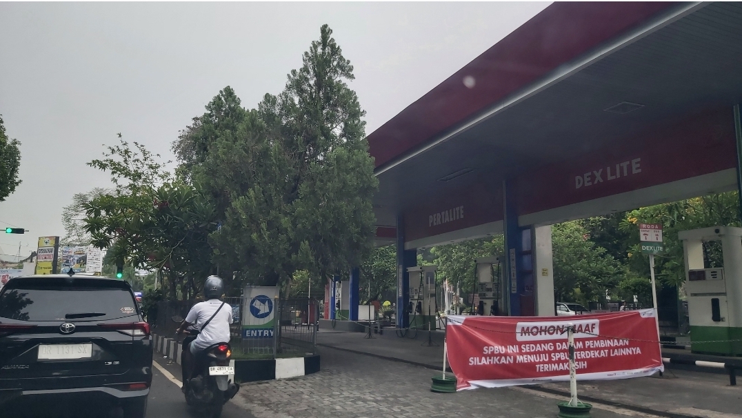 Papan informasi SPBU dalam pembinaan terpasang di SPBU Karang Jangkong Mataram, Selasa (26/11). NURUL/LOMBOK POST