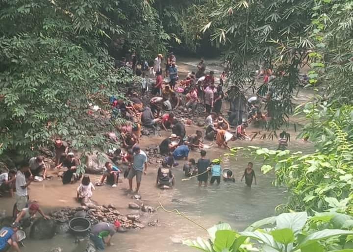 BERBURU EMAS: Sejumlah masyarakat saat mendulang emas di Sungai Dusun Pulo Sari, Desa Kilang, Kecamatan Montong Gading, Lombok Timur yang sempat viral.