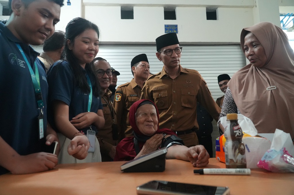 SANGAT BERMANFAAT: Seorang lansia tengah dicek kesehatannya di UPKP Pasar ACC Ampenan, Senin (25/11). Pemkot Mataram For Lombok Post