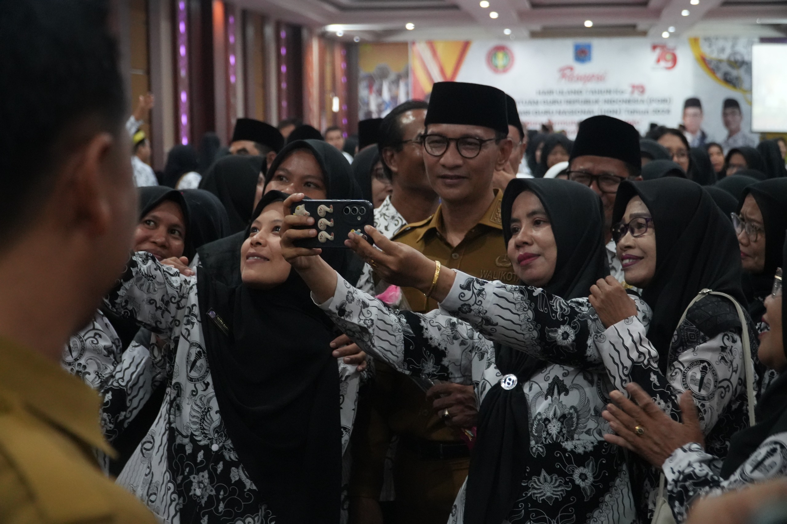 SWAFOTO: Para guru swafoto dengan Wali Kota Mataram H Mohan Roliskana (kaca mata) pada resepsi PGRI Ke-79 dan HGN 2024 di salah satu hotel di Mataram, Senin (25/11). WIRA FOR LOMBOK POST