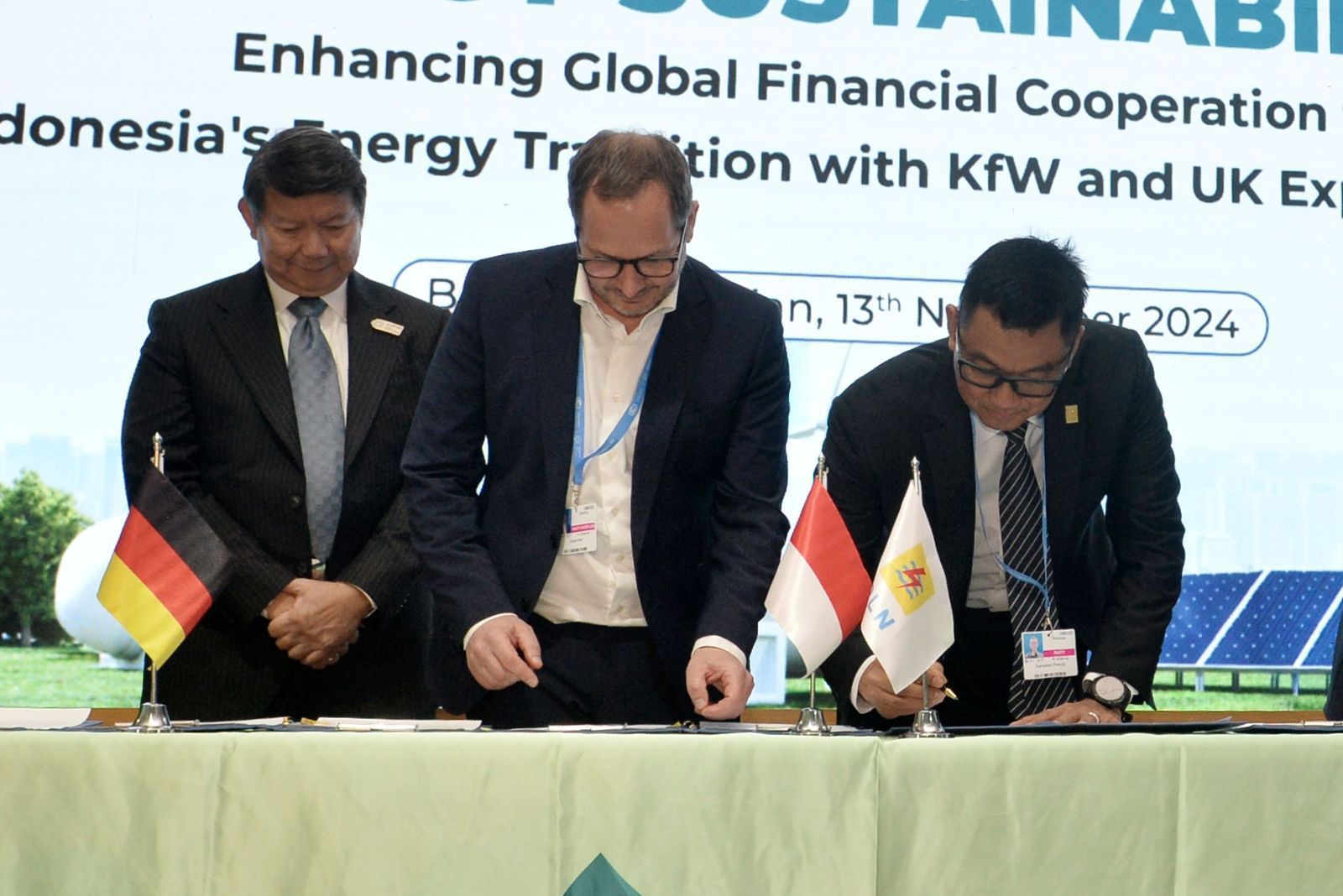 Dirut PLN Darmawan Prasodjo (kanan) menandatangani MoU dengan pihak KfW di ajang COP29 Azerbaijan.