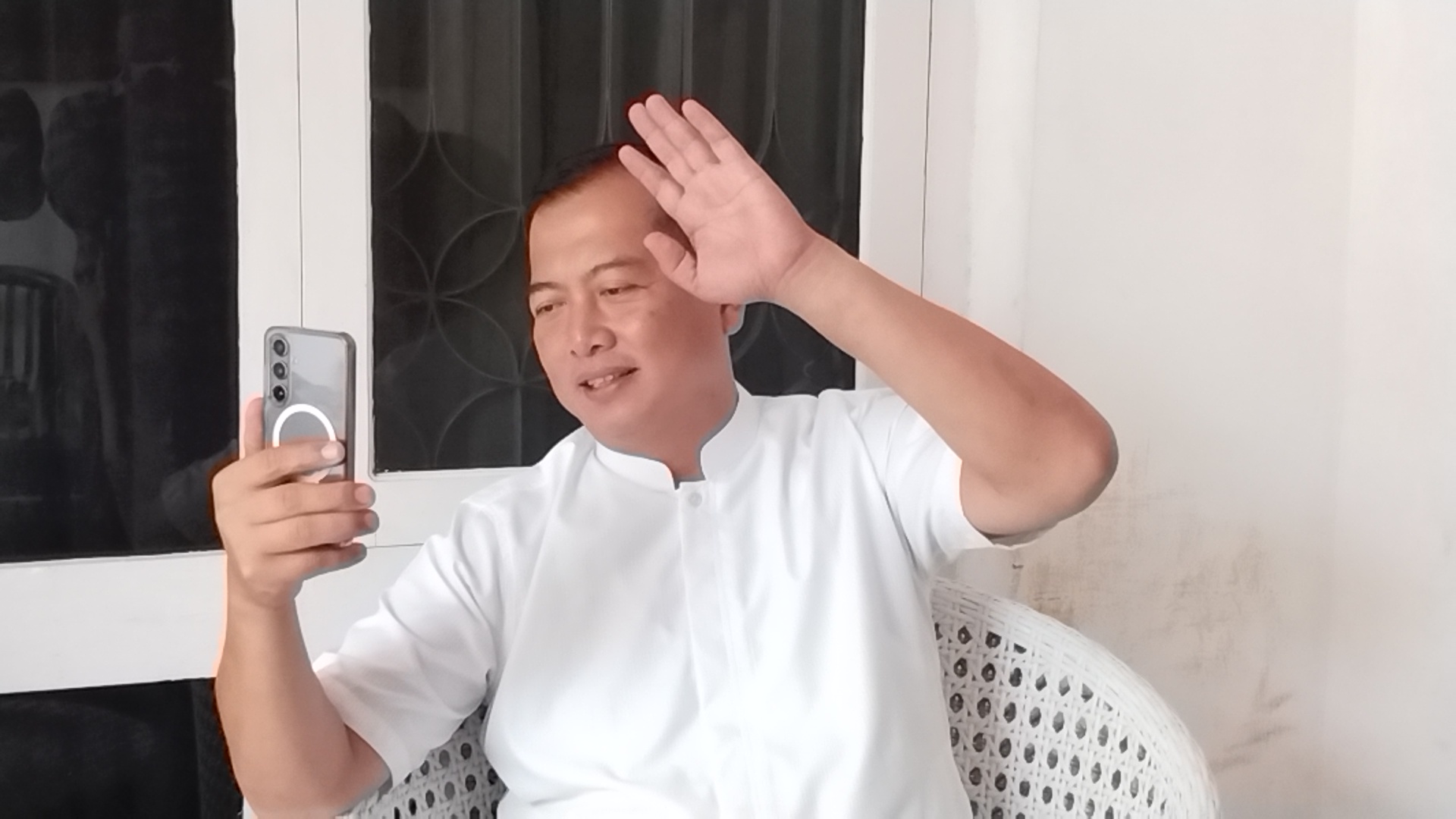 Cagub NTB nomor urut 3 Lalu Muhammad Iqbal video call bersama cawagub Indah Dhamayanti Putri dikediamannya, Praya, Rabu (27/11).