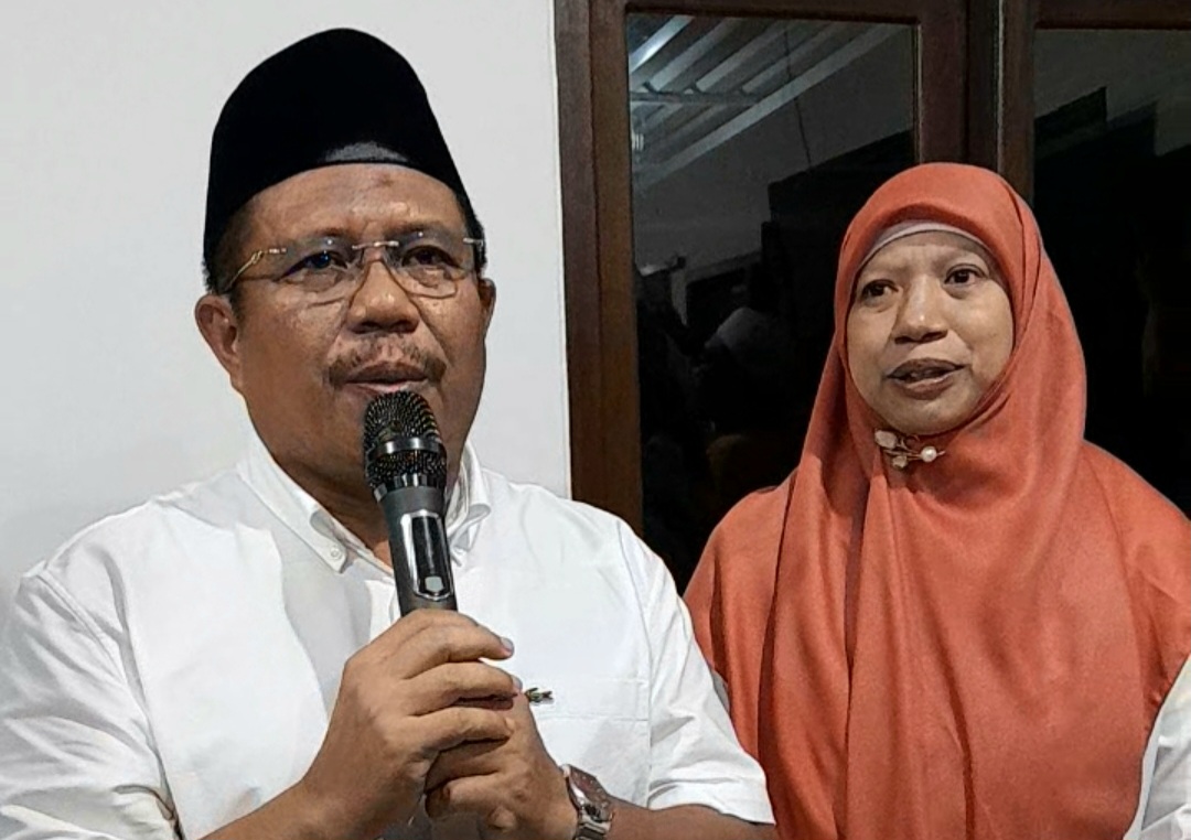 KLAIM KEMENANGAN: Pasangan Calon Bupati dan Wakil Bupati Lobar H Lalu Ahmad Zaini dan Hj Nurul Adha (LazAdha) saat konferensi pers di Posko Pemenangan Jalan By Pass BIL, Rabu malam (27/11)