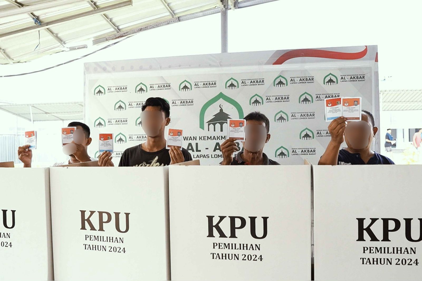 SALURKAN HAK PILIH: Warga Binaan di Lembaga Pemasyarakatan Kelas IIA Lombok Barat Kanwil Kemenkumham NTB menggunakan hak pilihnya ddi Pilkada serentak  2024, Rabu (27/11).