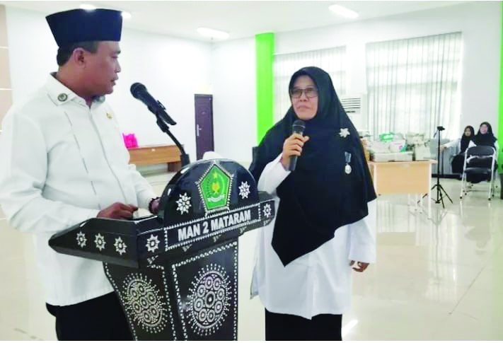 Kakanwil Kemenag NTB H Zamroni Aziz saat memanggil guru paling senior pada perayaan HGN 2024 di MAN 2 Mataram.