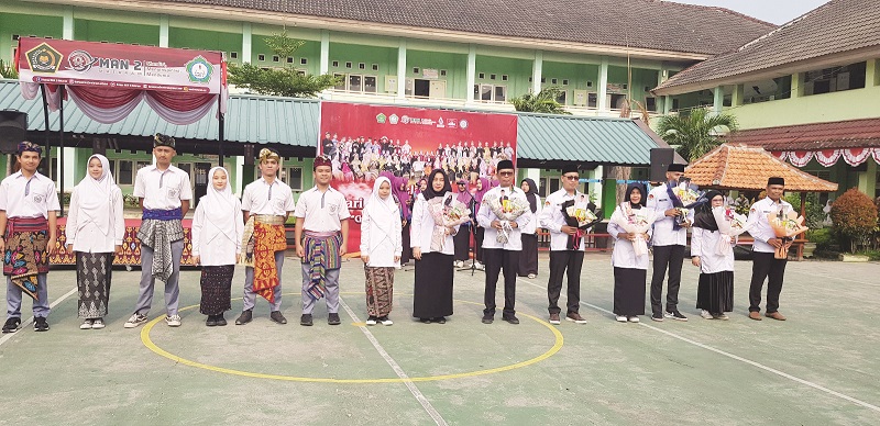 Kepala MAN 2 Mataram H Lalu Syauki (enam dari kanan), Wakamad, dan kepala TU menerima kado pada HGN 2024.