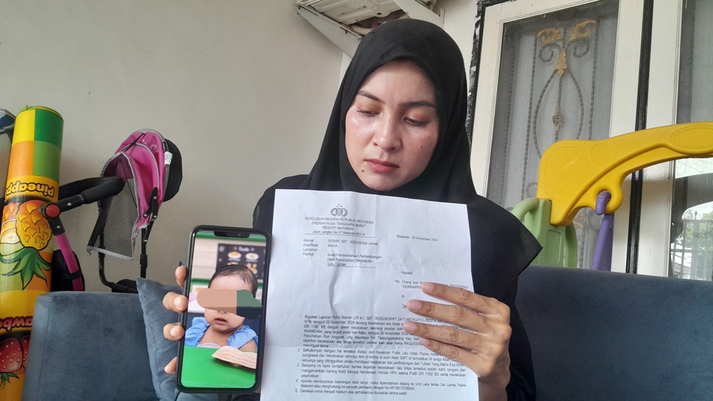 MINTA PROSES HUKUM: Asmuji Karya Putri menunjukkan anaknya Raquenza Kinara Ramdhani&nbsp;yang meninggal dunia diduga ditabrak mobil, Selasa (26/11). TONI/LOMBOK POST