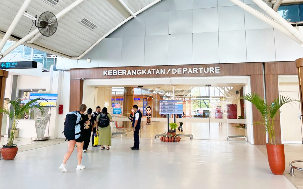 DEMI KESELAMATAN: Sebelum memasuki pintu keberangkatan Bizam, petugas terlebih dahulu memeriksa kelengkapan identitas diri dan boarding pass para pengguna transportasi udara. YUYUN/LOMBOK POST