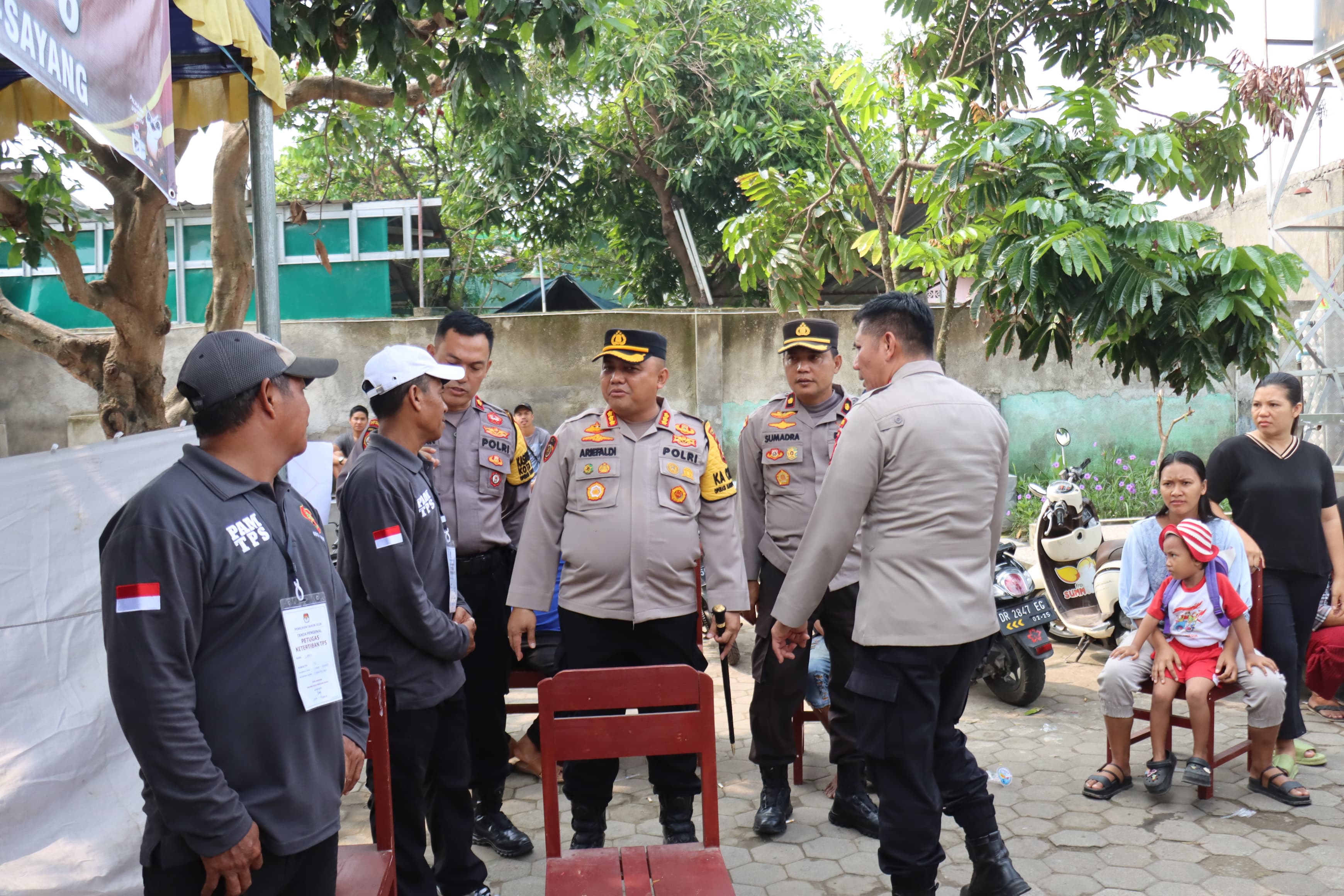 PANTAU PILKADA: Kapolresta Mataram Kombes Pol Ariefaldi Warganegara bersama Dirpamobvit Polda NTB Kombes Pol Suprayitno saat melakukan pemantauan ke sejumlah TPS, Rabu (27/11). Dok Polresta Mataram