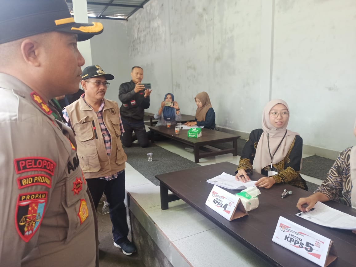 PASTIKAN KEAMANAN: Penjabat (Pj) Bupati Lobar Ilham disampingi jajaran Forkopimda saat melakukan kunjungan ke TPS 002 Desa Rumak, Kediri, Rabu (27/11). UMAR/LOMBOK POST