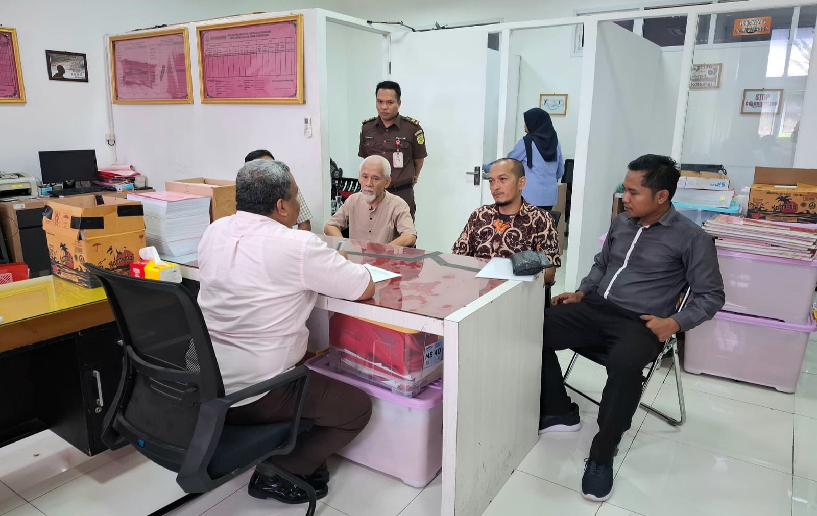 SEGERA DISIDANG: Dua tersangka kasus korupsi dan KUR BSI, Datu Rahdin dan Wawan Kurniawan saat dilimpahkan penyidik Kejati NTB ke JPU Kejari Mataram, beberapa hari lalu. TONI/LOMBOK POST