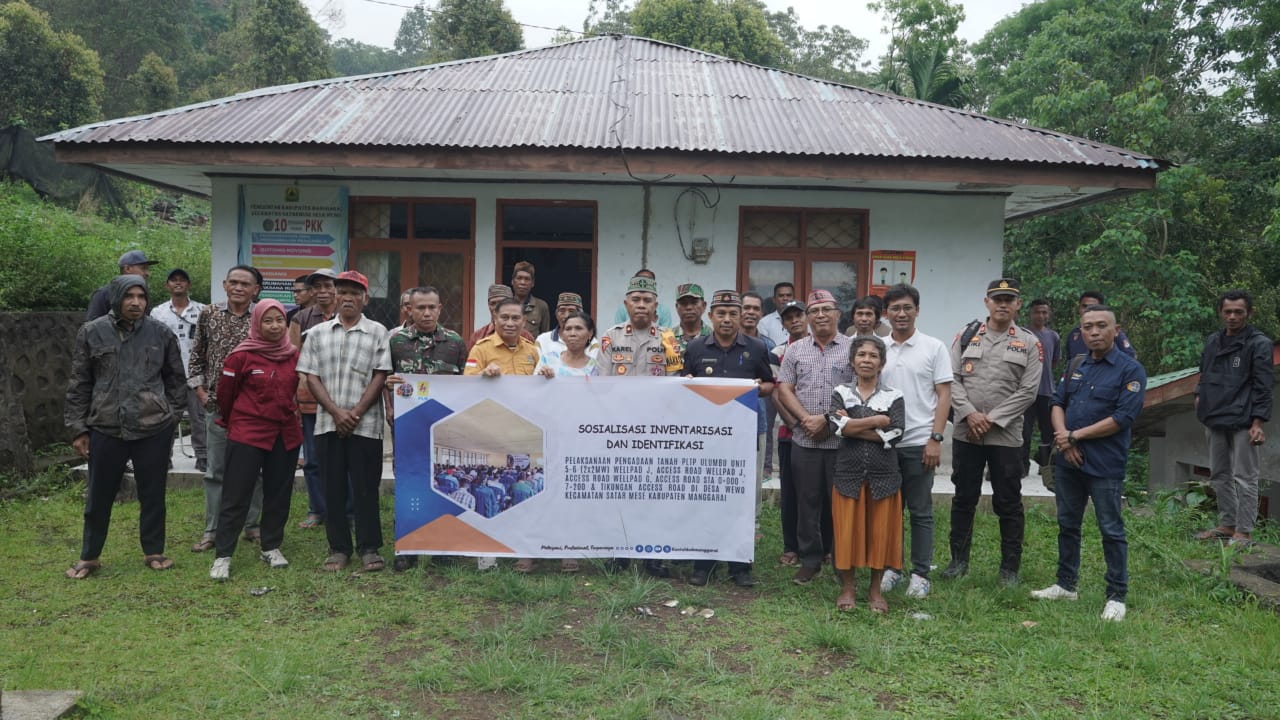Para stakeholder proyek pengembangan PLTP Ulumbu 5-6 Poco Leok foto bersama warga usai sosialisasi.