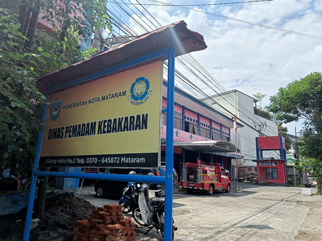 RESPONS CEPAT: Tampak luar gendung Fire Station atau Gedung Lama Damkarmat Kota Mataram, Rabu (27/11). ZAD/LOMBOK POST