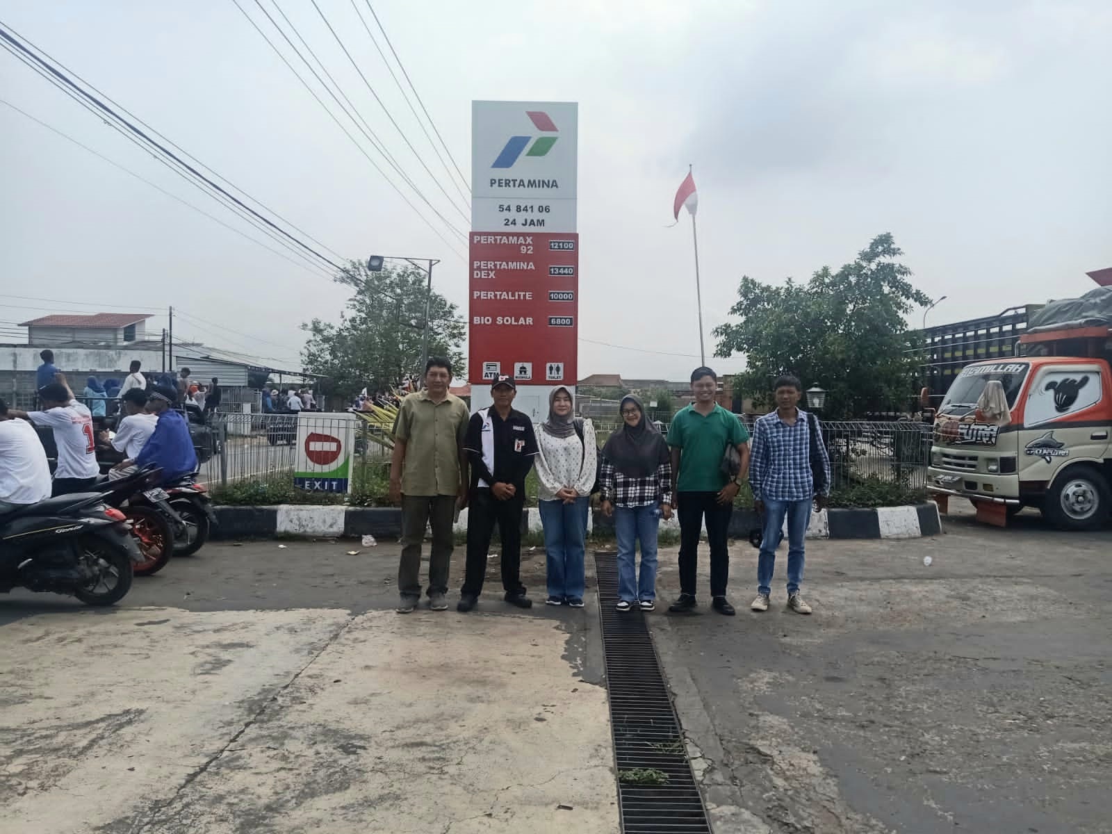 Sekdis ESDM NTB Niken Arumdati (tiga dari kiri) bersama perwakilan Pertamina saat memantau distribusi BBM bersubsidi di Kota Bima.