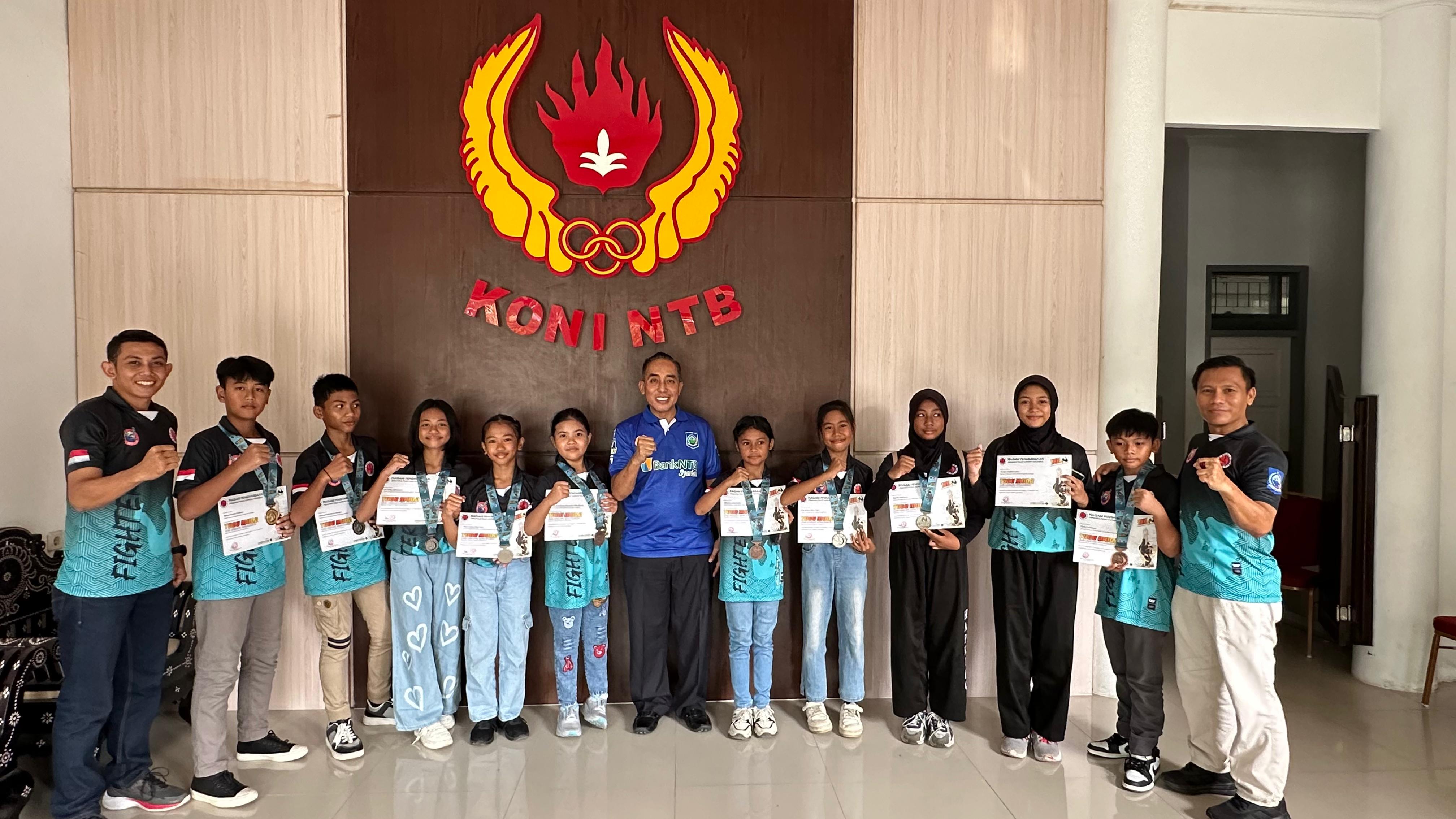 BERPRESTASI: Ketua KONI NTB Mori Hanafi bersama atlet-atlet hapkido NTB yang turun di Kejurnas Hapkido Indonesia VII, Rabu (27/11). PUJO/LOMBOK POST